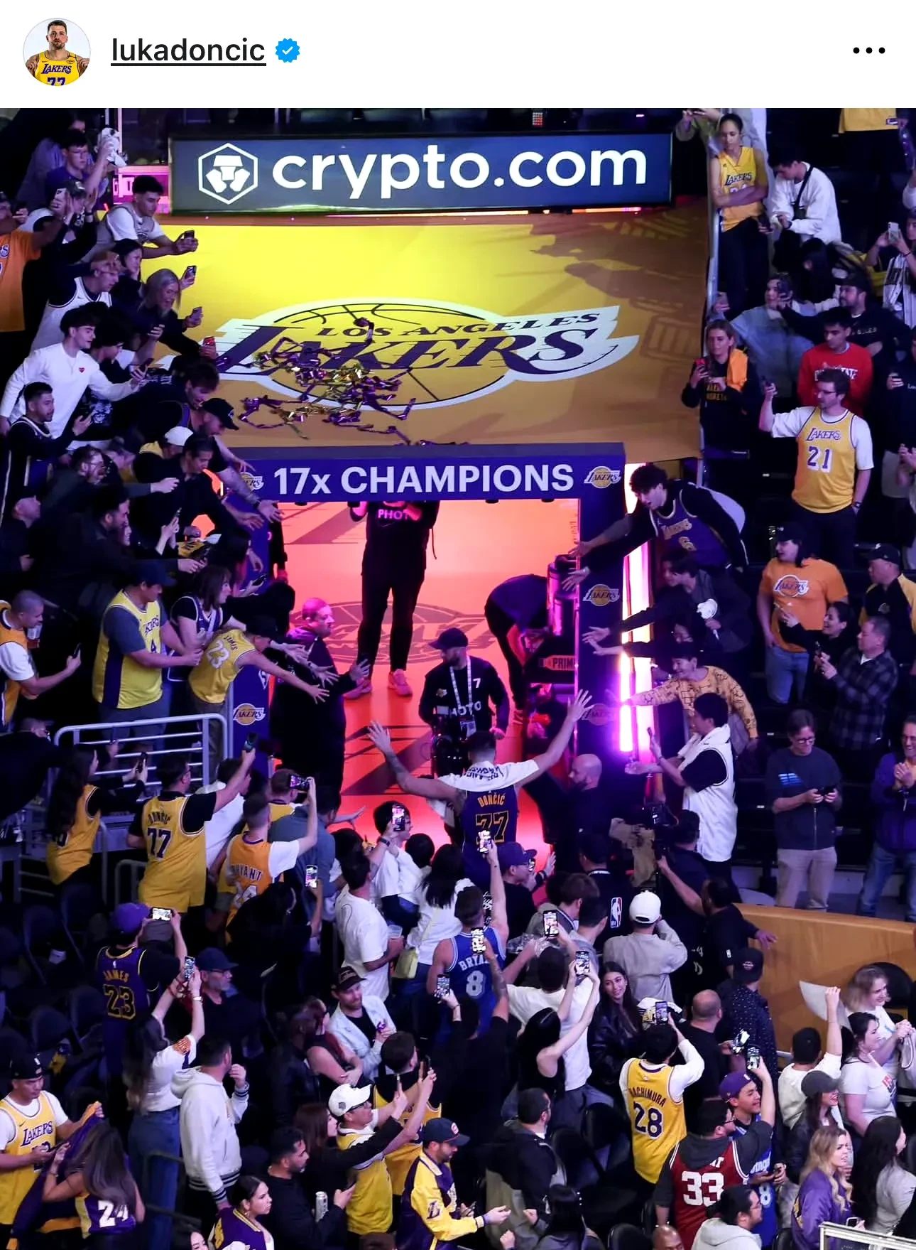 爱游戏体育app下载-夺冠首场状态出色，热火观众沸腾！，东契奇重返赛场赛场气氛高涨(勒布朗詹姆斯在nba的地位)