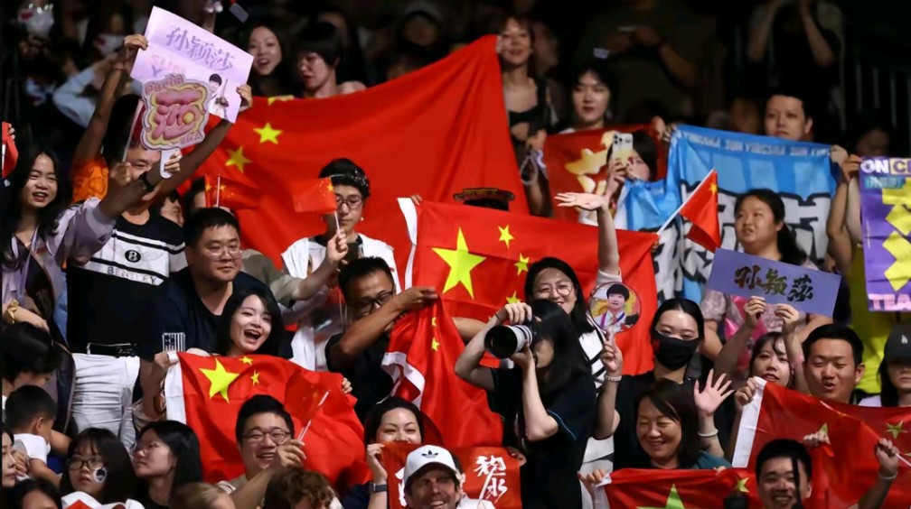爆冷首场状态出色，RNG观众沸腾！，莱万多夫斯基重返赛场赛场气氛高涨(深度桎梏宁舟晏屿)