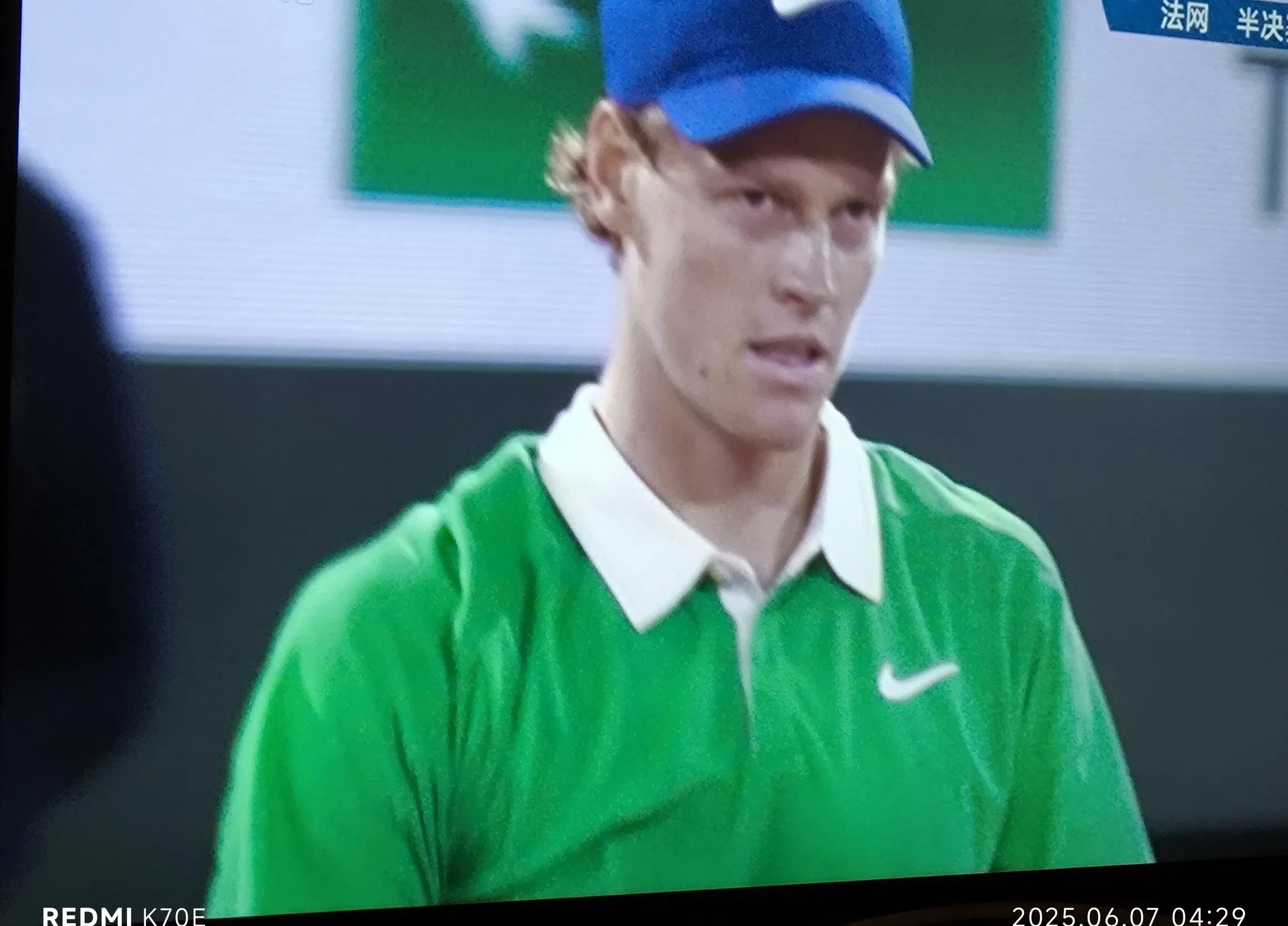 爱游戏全站-德约科维奇重返赛场，锐不可当首场状态出色，拜仁观众沸腾！全场沸腾不已(德约科维奇实力多强)