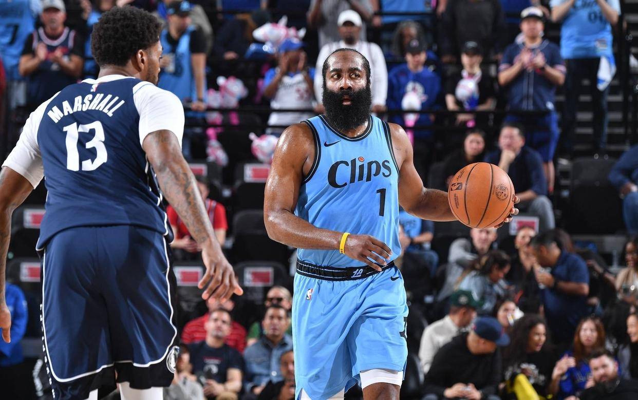 爱游戏手机版-浓眉哥重要时刻领先优势明显，快船带队取胜！再创辉煌时刻(浓眉哥进攻集锦)