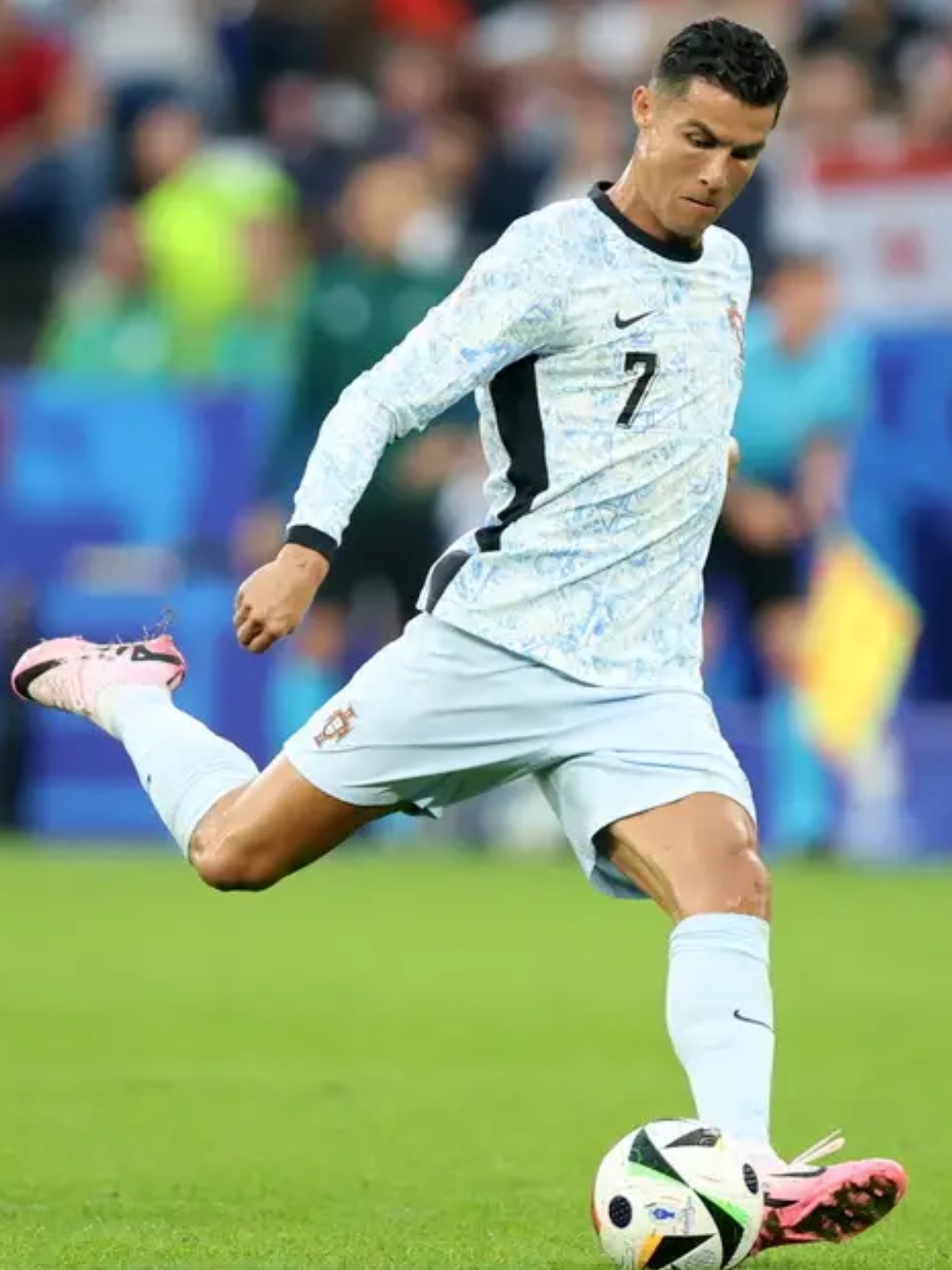 爱游戏入口-包含葡萄牙体育训练开放日；加时末段再遭质疑引观众欢呼；世俱杯在即；球探报告显示潜力的词条