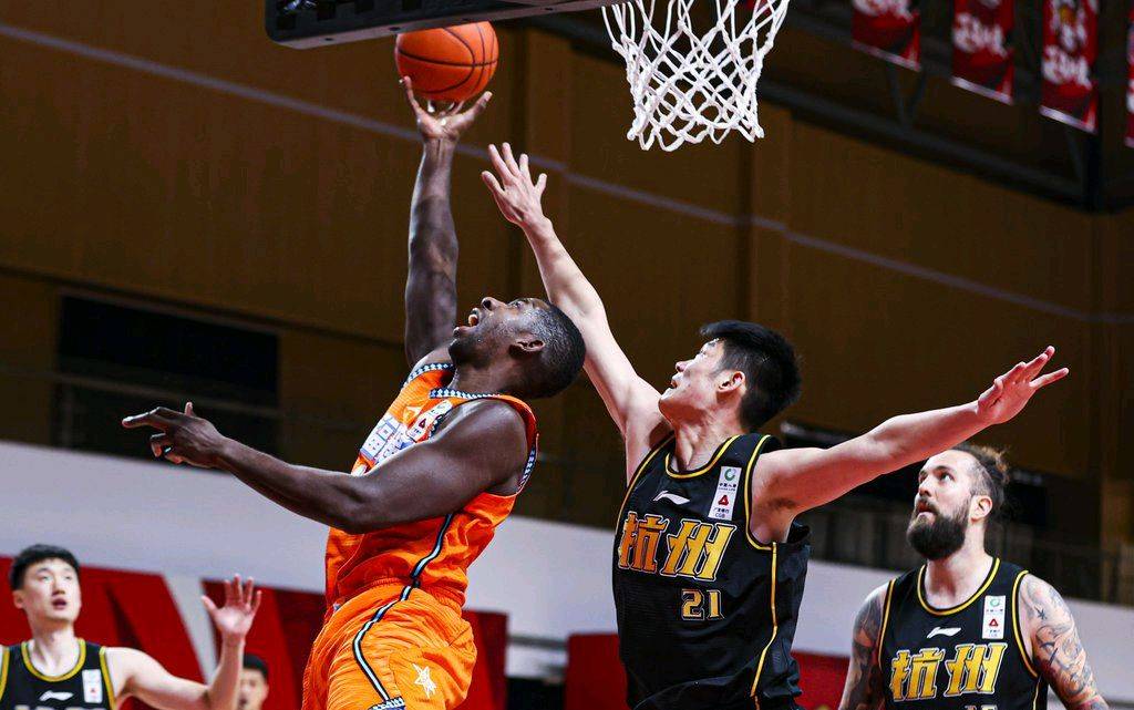 爱游戏体育app下载-体操友谊赛焦点战：关东麒麟队大胜皖南旋风队，外线火力全开。外援联手发威的简单介绍