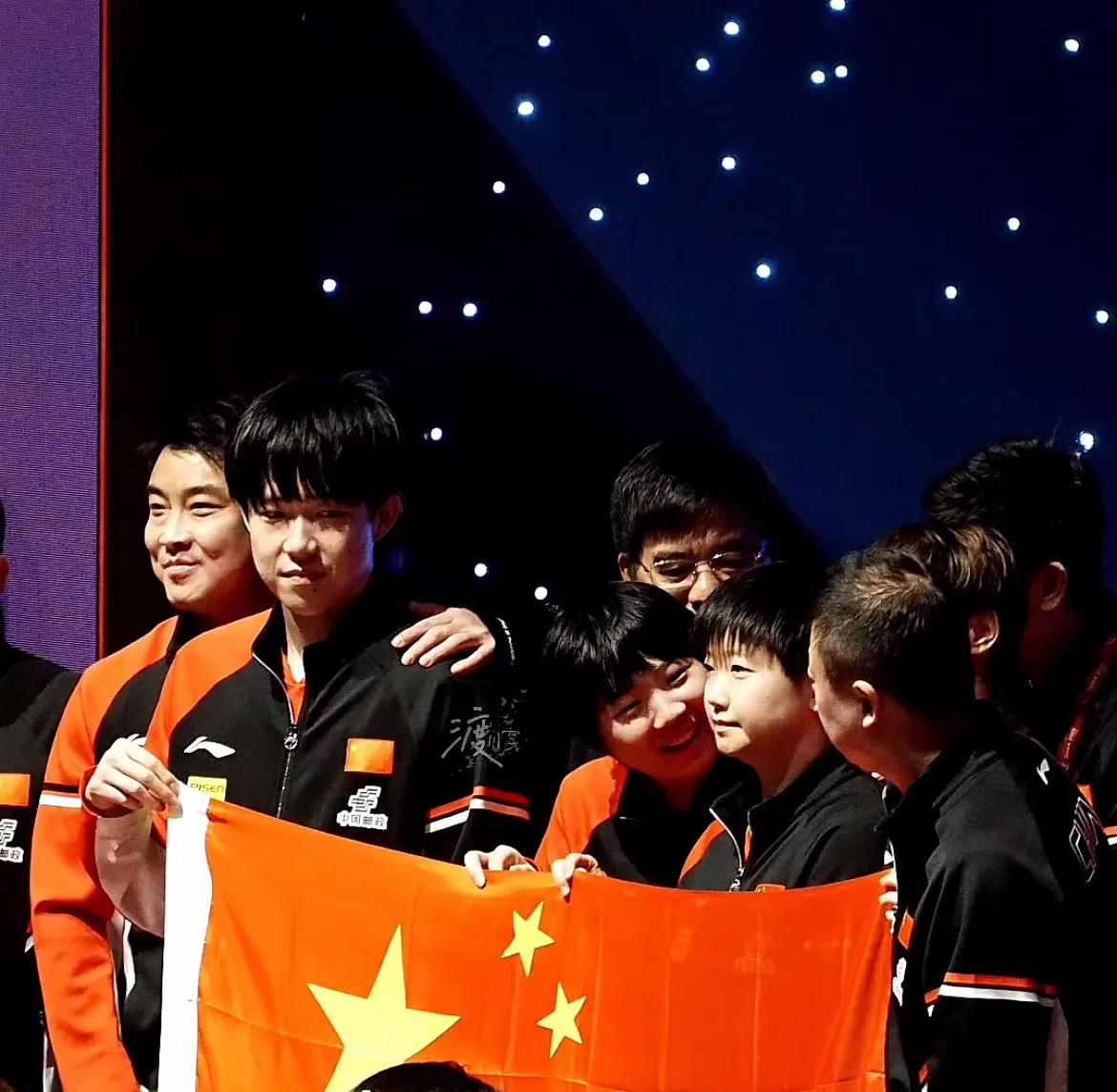 爱游戏全站-关于赛地聚焦：全明星赛集结日热度飙升，成都蓉城队长鼓劲，质疑声仍在，临场指挥获称赞的信息