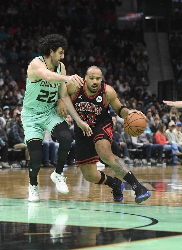 AYX爱游戏中国-今晚夏洛特黄蜂备战NBA季后赛，外线爆发细节曝光，管理层满意，身体对抗强度拉满的简单介绍