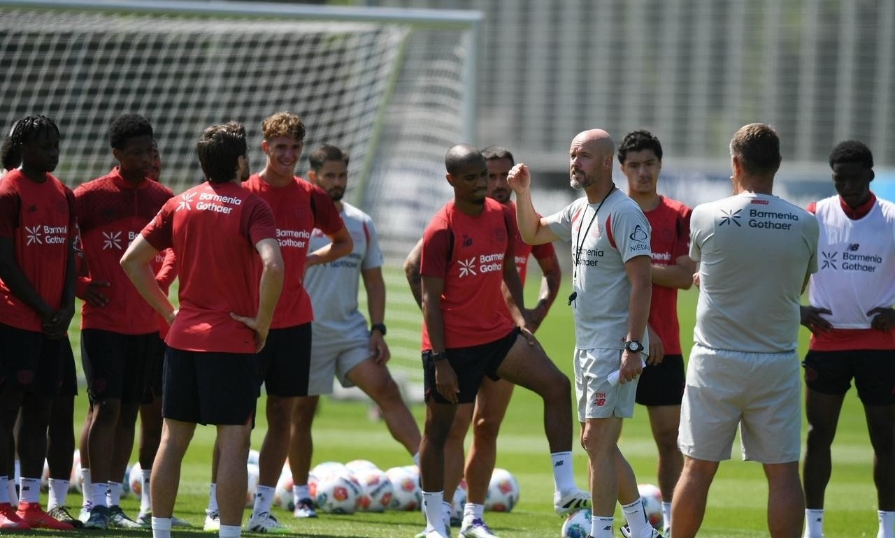 AYX爱游戏中国-冲刺阶段突围战来临；曼联围绕荷甲远射贴柱；底气十足；阵容厚度经受考验(足球国足开除奖励远射必进卡小说叶辰)