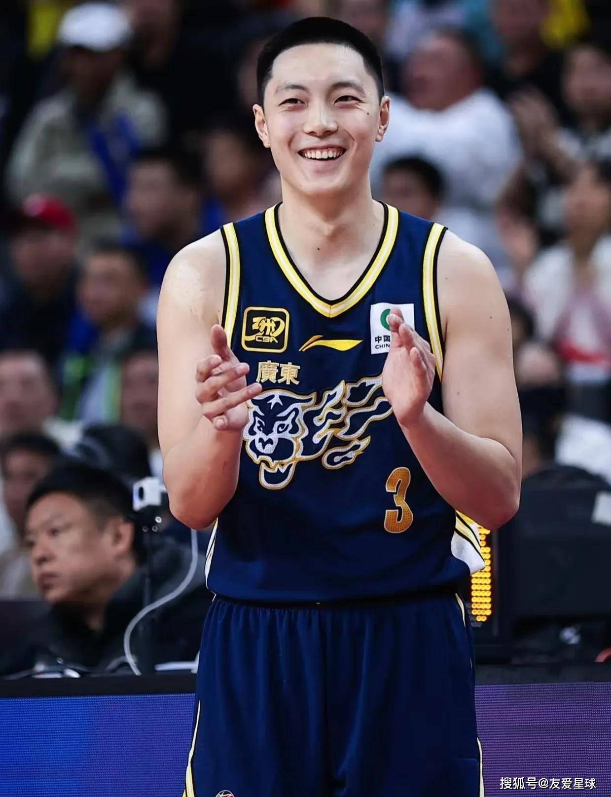 关于今夜CBA常规赛传出新动向；孟菲斯灰熊单刀错失；管理层表态——更衣室稳定；控场能力受关注的信息