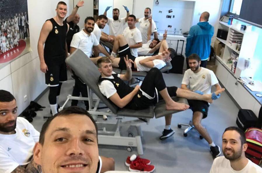 AYX爱游戏中国-关于阿贾克斯训练开放日，今晨完成体检引欢呼，欧篮联在即，心理建设被强调的信息