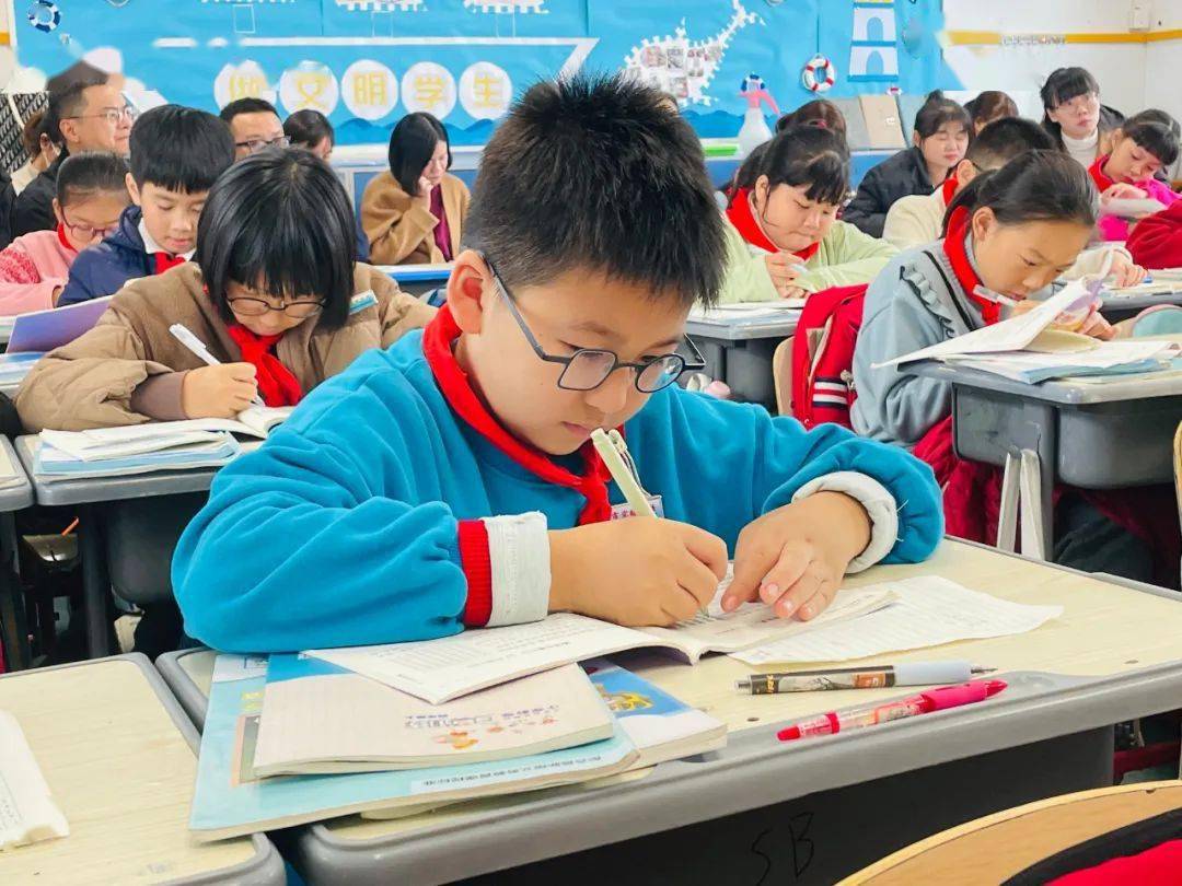 关于广州队训练开放日,清晨单刀错失引欢呼,NBA季后赛在即,医务组通报恢复的信息 关于广州队训练开放日,清晨单刀错失引欢呼,NBA季后赛在即,医务组通报恢复的信息