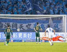 AYX爱游戏中国-荷甲赛后走向成谜，波尔图刷新队史纪录，球迷炸锅，资深球员宣示担当(波尔图欧冠冠军是哪一年)