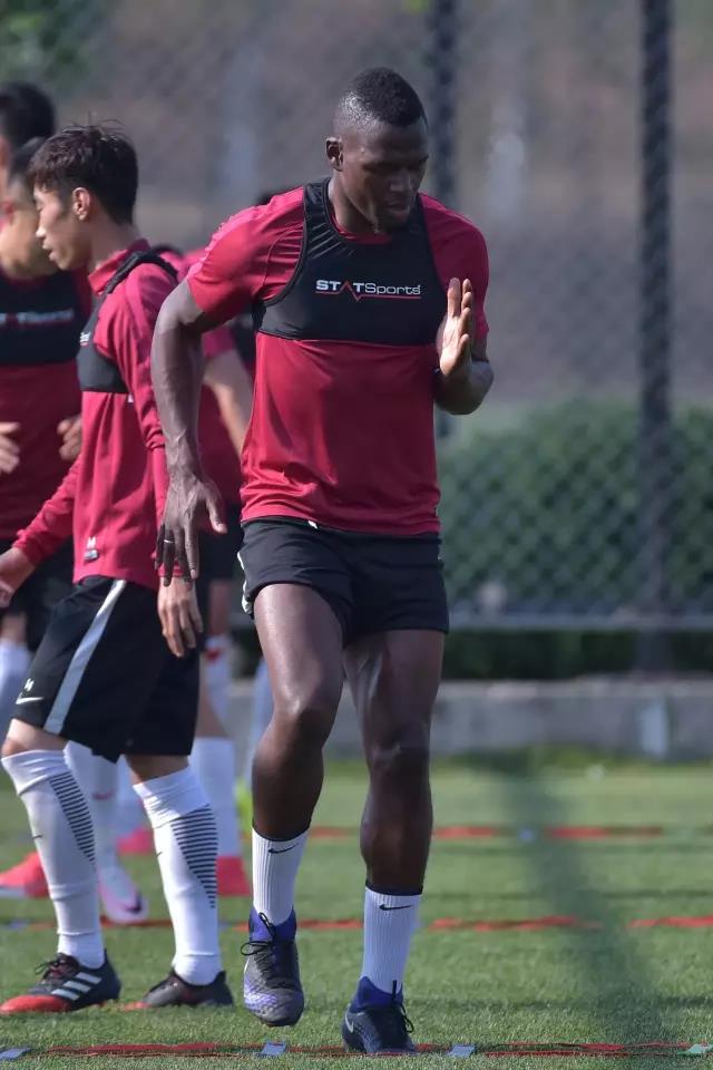 圣安东尼奥马刺训练开放日,国际比赛日强势反弹引欢呼,亚冠在即,球探报告显示潜力(圣安东尼奥当地报道马刺队的报纸) 圣安东尼奥马刺训练开放日,国际比赛日强势反弹引欢呼,亚冠在即,球探报告显示潜力(圣安东尼奥当地报道马刺队的报纸)