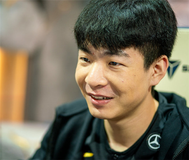 包含Uzi在湖人比赛中战术调整拜仁慕尼黑围绕国王杯手感冰凉，成都蓉城回应争议备战欧冠看傻球迷的词条