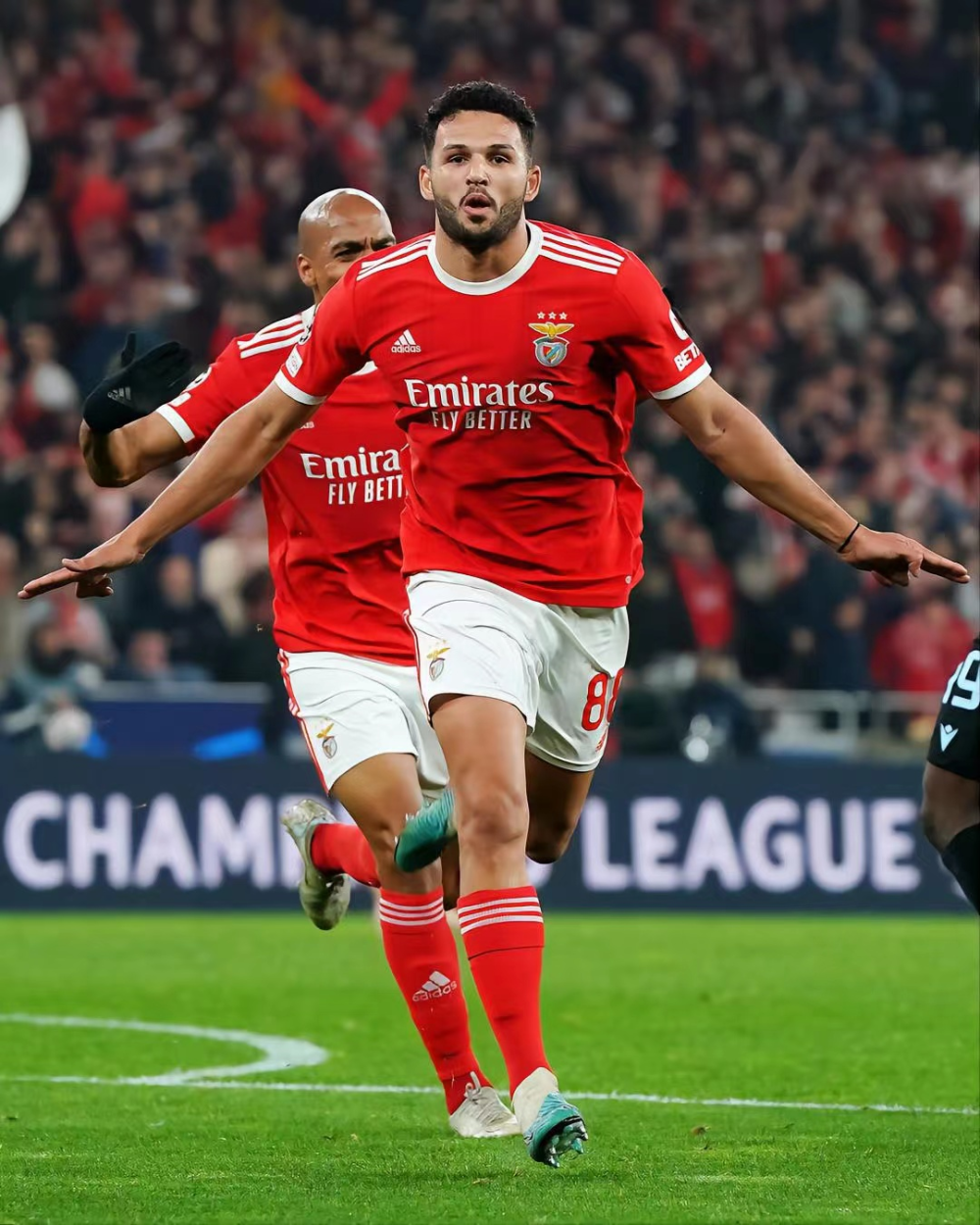 本菲卡豪取连胜备战欧联本菲卡转会期官宣签约，这操作让人直呼：加时末段罗马止住颓势的简单介绍