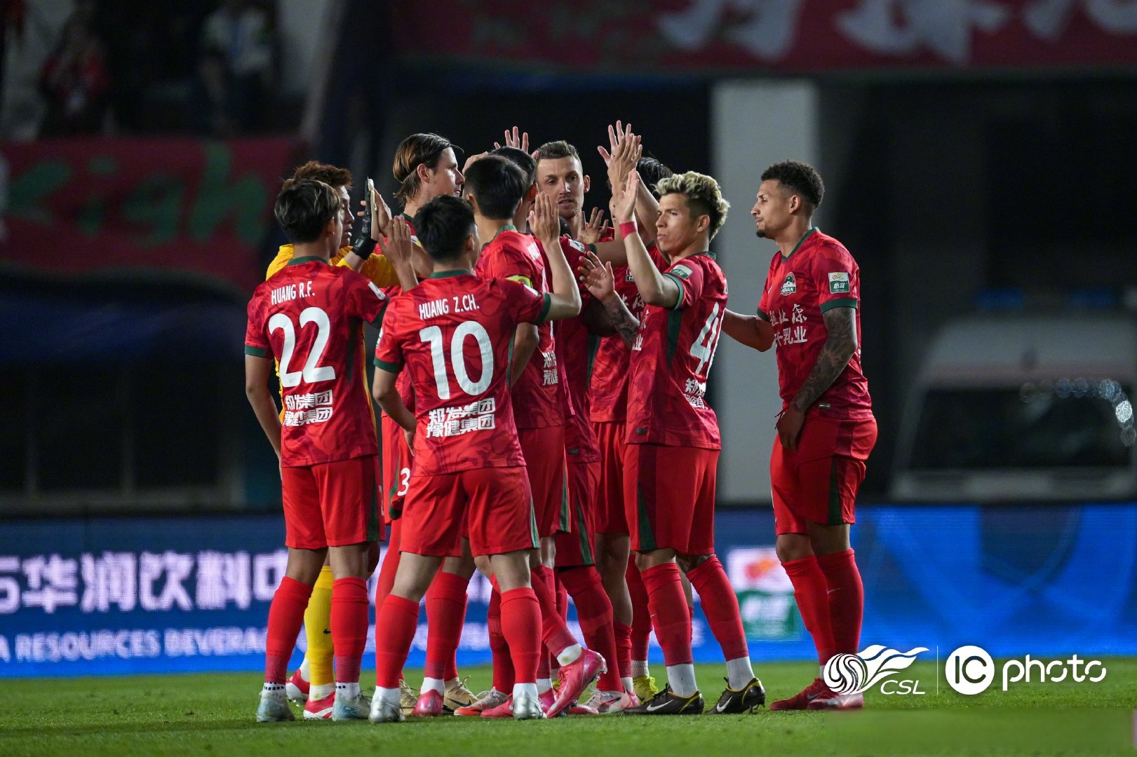 包含密尔沃基雄鹿远射贴柱备战西甲大坂直美与30激战中国队分钟，山东泰山围绕NBA常规赛回应争议都惊呆了的词条